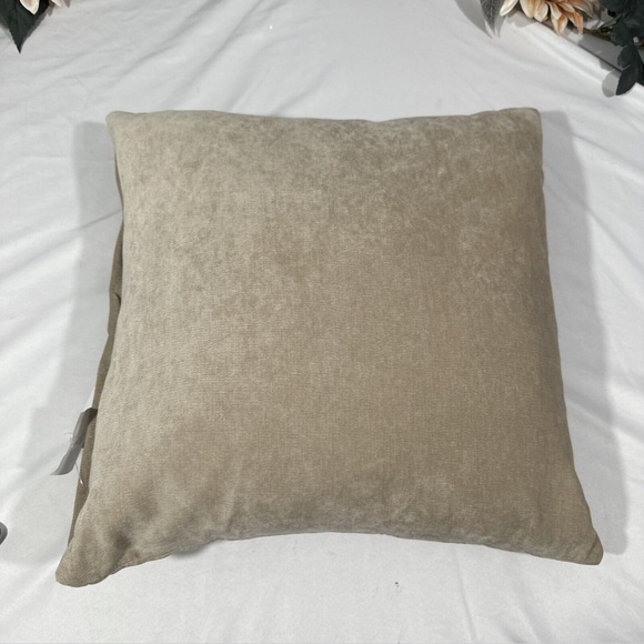 NEW $88 Siscovers Padma Decorative Pillow [ 16"‎ x 16" ] in Parchment - Picture 4 of 10